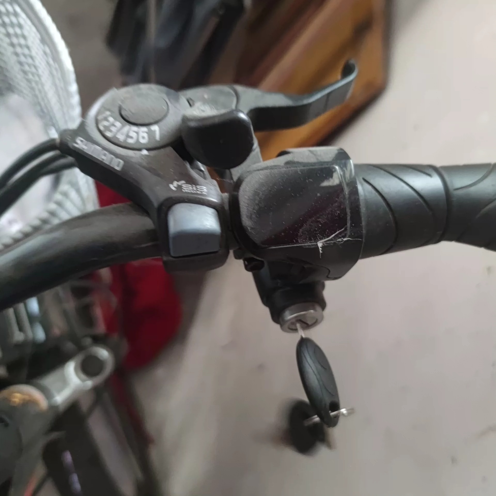 【凤凰牌电助力自行车】 [个人卖家，童叟无欺，支持面交] 日期：23年4月 品相：九成新，车库长大，无使用痕迹，膜还没撕（图4） 特点：七档变速（图3），真正的